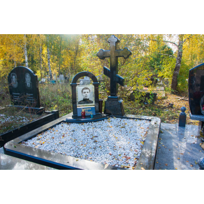 Памятник с крестом